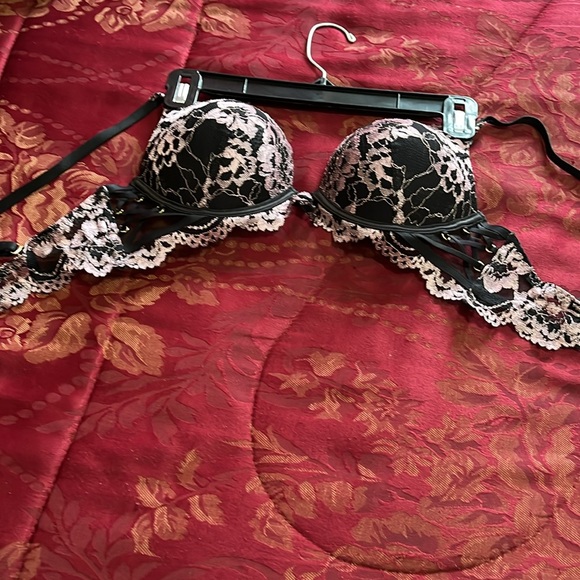 Elegant Lace Underwire Bra - Black and Pink - Picture 2 of 8